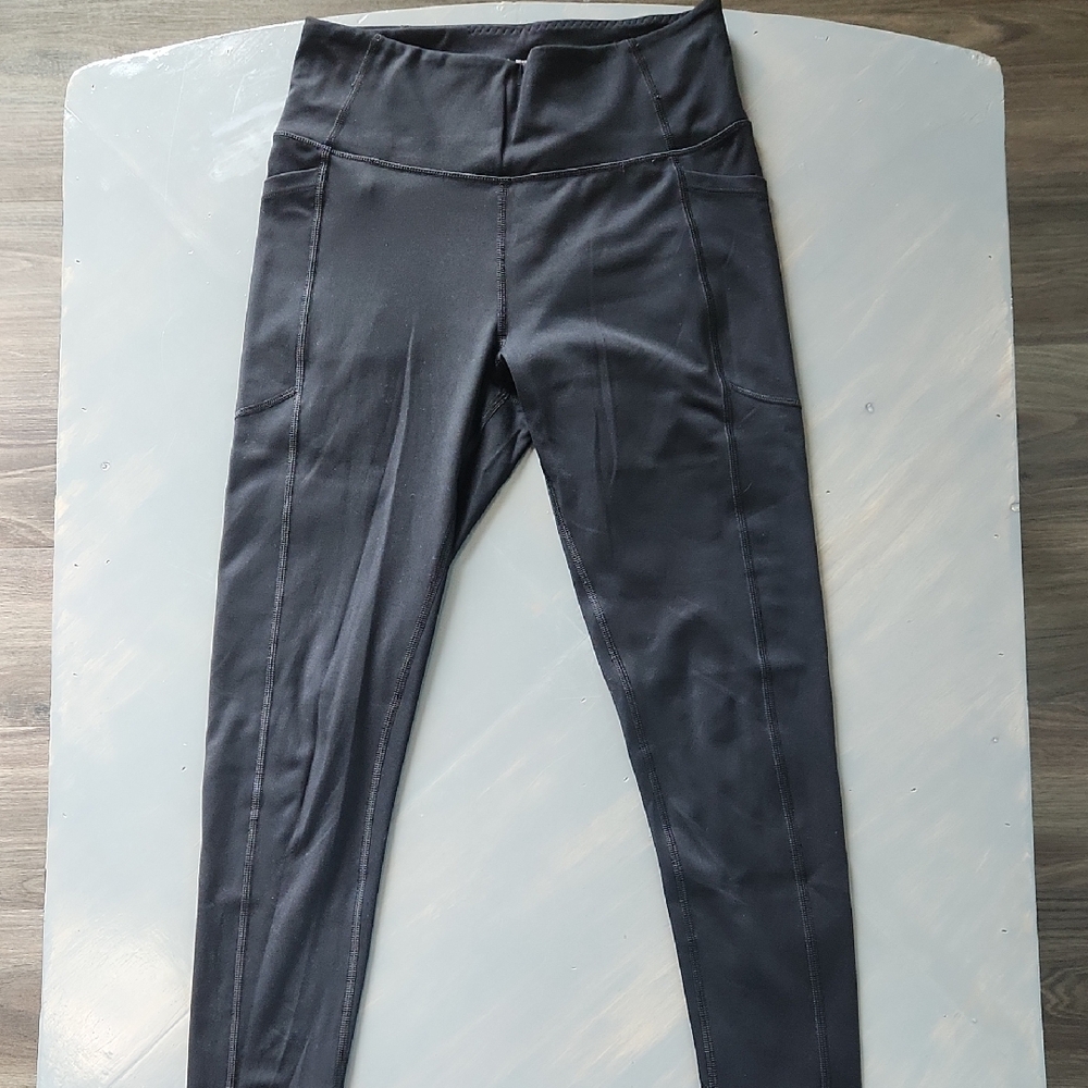 Victoria's Secret Leggings. Ankle Length. Black With Pockets. Size 8.